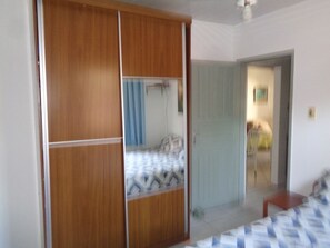 2 bedrooms, travel cot, free WiFi, bed sheets