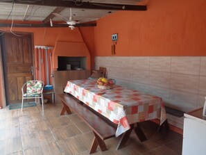 2 bedrooms, travel cot, free WiFi, bed sheets