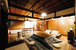 3 chambres, bureau, fer et planche à repasser, lit parapluie