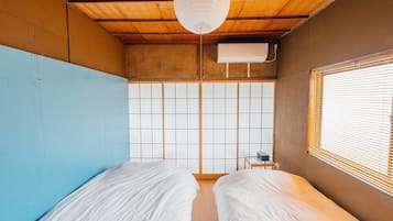 3 habitaciones, escritorio y tabla de planchar con plancha