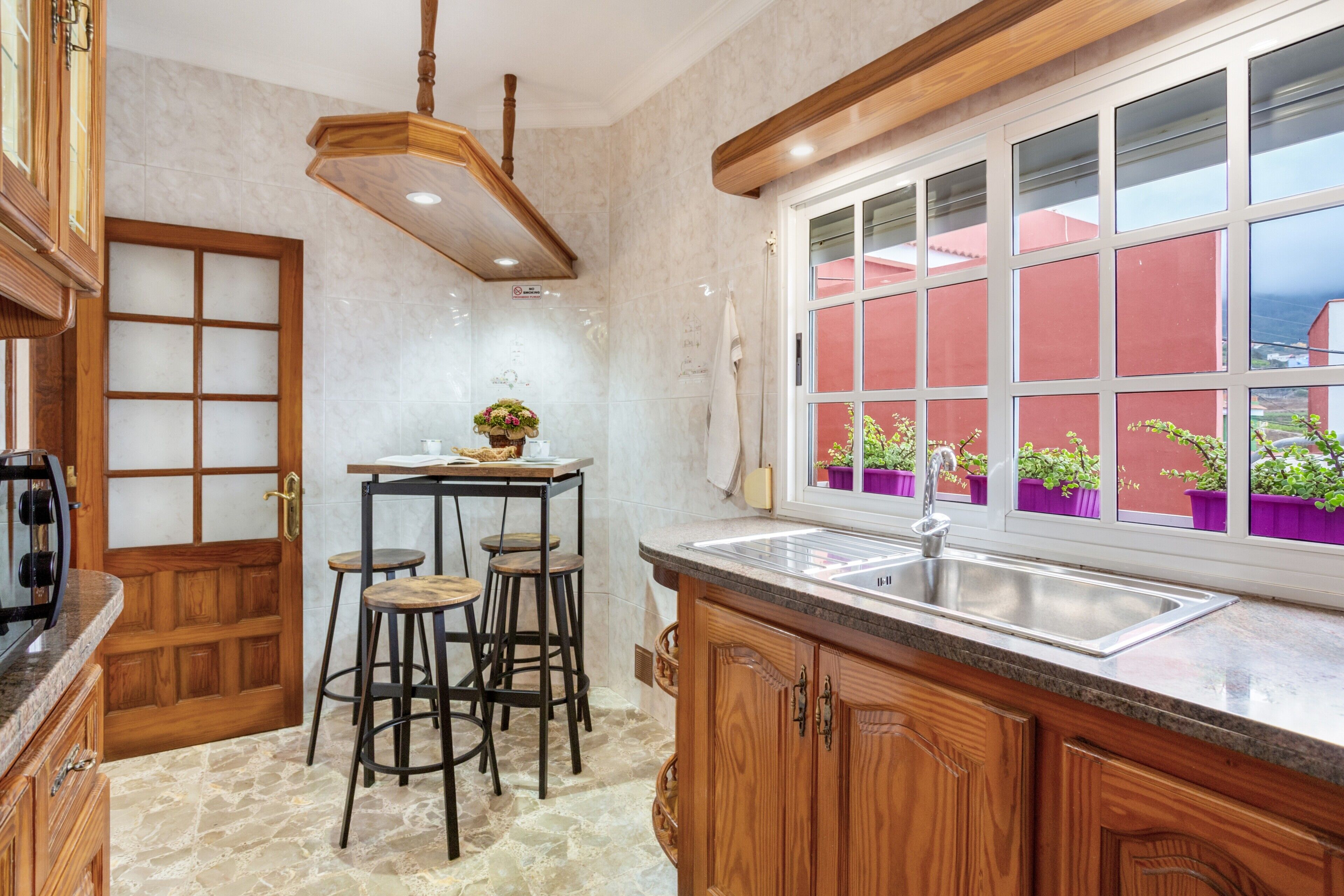 Frigorífico, microondas, placa de cocina y cafetera o tetera
