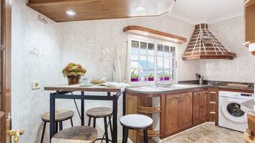 Réfrigérateur, micro-ondes, plaque de cuisson, cafetière/bouilloire