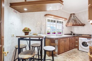 Refrigerador, microondas, parrilla de estufa y cafetera y tetera 