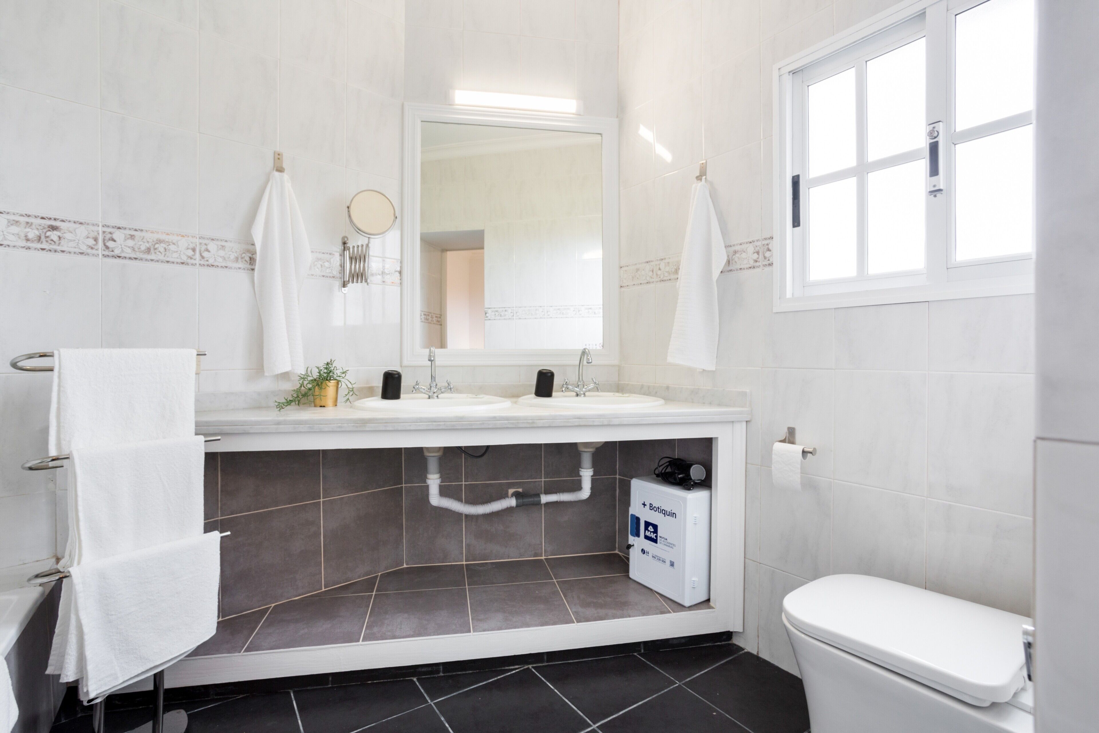 Een douche, een haardroger, handdoeken