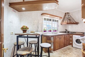 Jääkaappi, mikroaaltouuni, liesi, kahvin-/teenkeitin