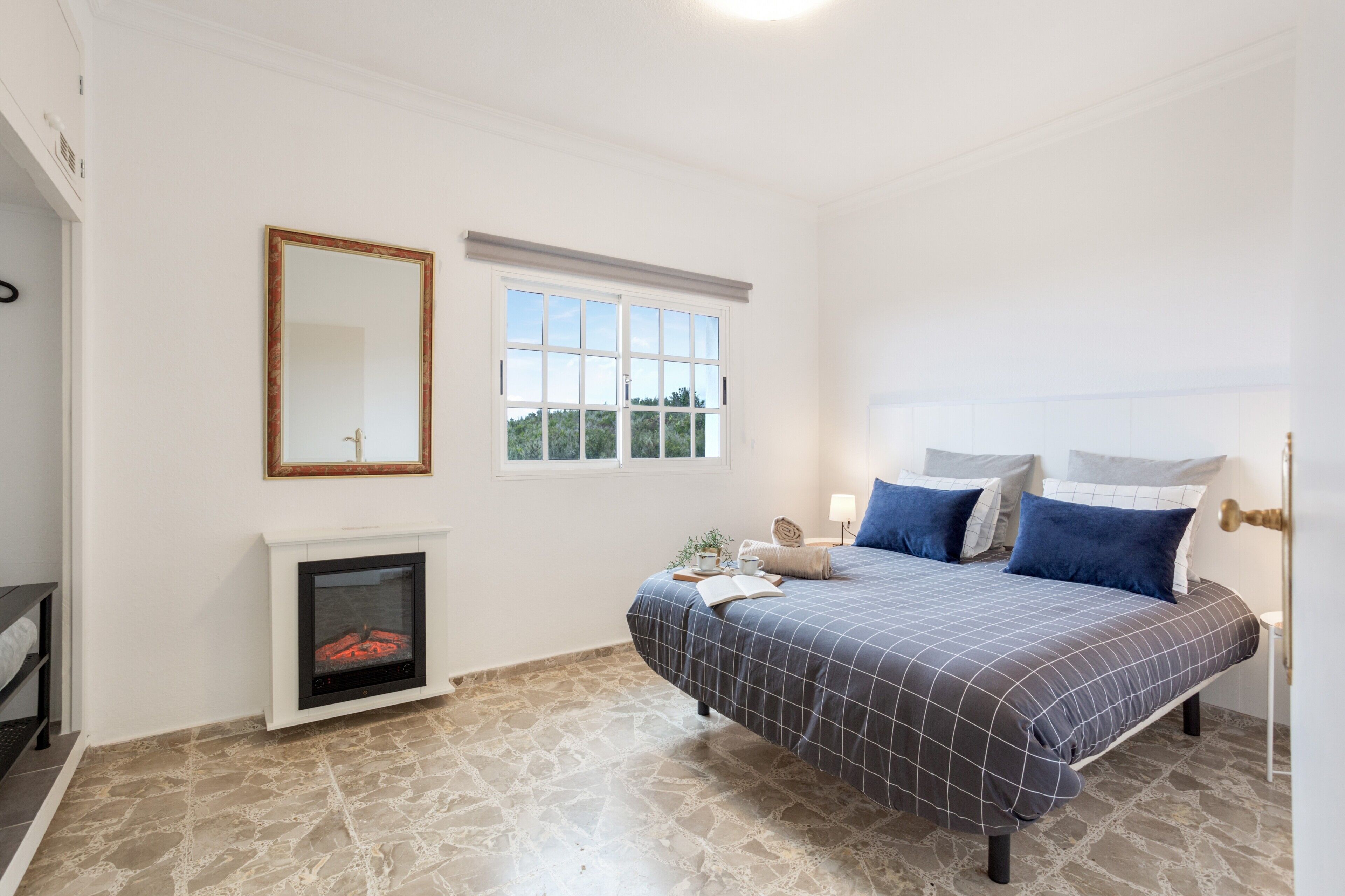 3 slaapkamers, een strijkplank/strijkijzer, gratis wifi, beddengoed