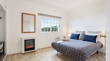 3 slaapkamers, een strijkplank/strijkijzer, gratis wifi, beddengoed