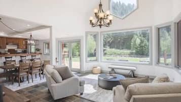 Una televisión, una chimenea