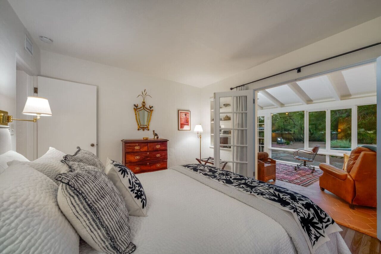 2 soverom, skrivebord, strykejern/-brett og reiseseng for barn