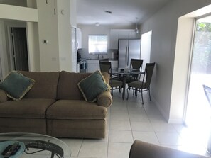Una Smart TV, una chimenea, una mesa de tenis de mesa