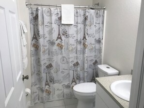 Dusche, Haartrockner, Handtücher, Toilettenpapier