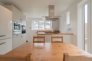 Kjøleskap, mikrobølgeovn, ovn og oppvaskmaskin