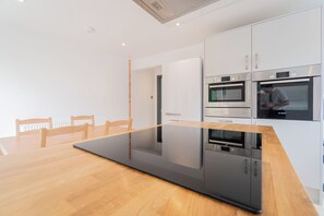 Refrigerador, microondas, horno y lavavajillas 