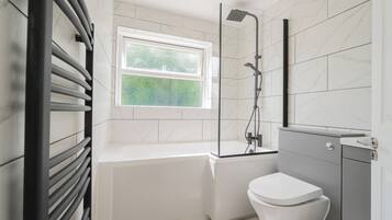 Haartrockner, Handtücher, Seife, Shampoo