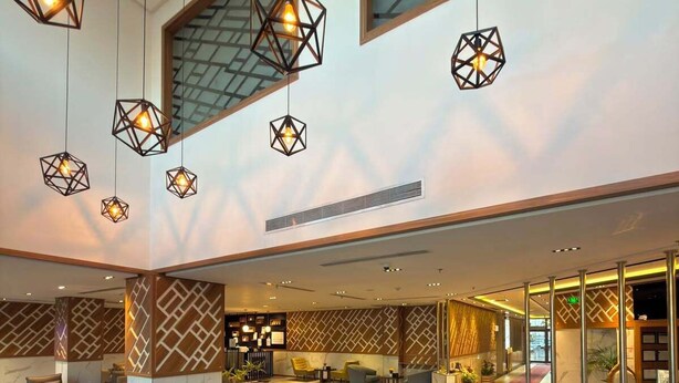 A spacious lobby with a large sofa, multiple seating areas, geometric pendant lighting, and a modern design. - White Diamond Hotel Sari (Jeddah)