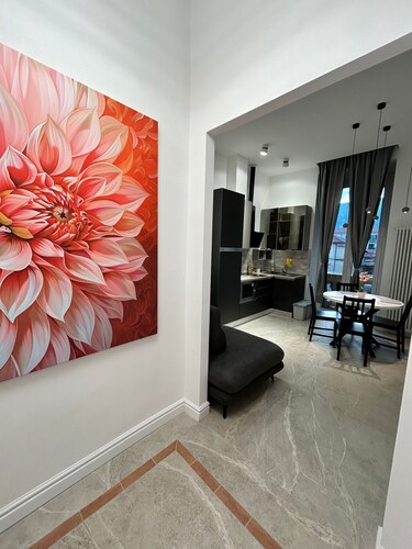 Newly renovated apartment, 10 minutes from the historic center and station.