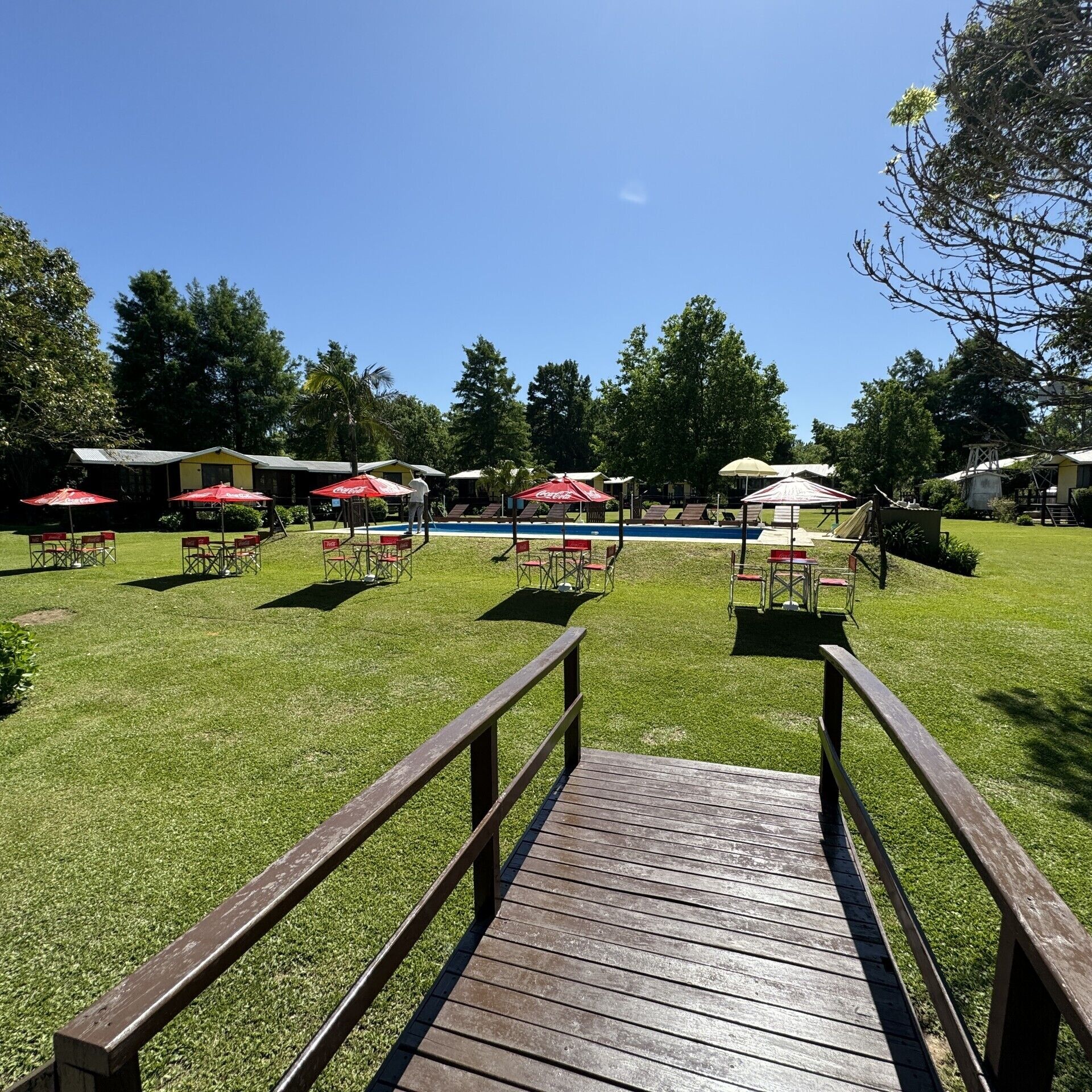 Una piscina al aire libre de temporada
