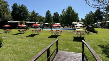Una piscina al aire libre de temporada