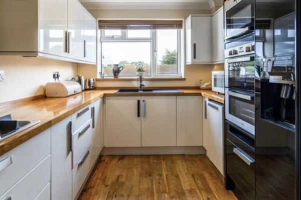 KĂŒhlschrank, Mikrowelle, Ofen, Wasserkocher mit Kaffee-/Teezubehör