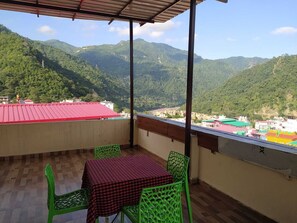 Rooftop terrace - Hotel The Shivaay - Delight Inn  (Rishikesh)