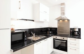 Réfrigérateur, four à micro-ondes, un four, surface de cuisson