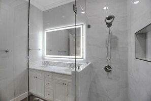 Shower, jetted bath, hair dryer, towels