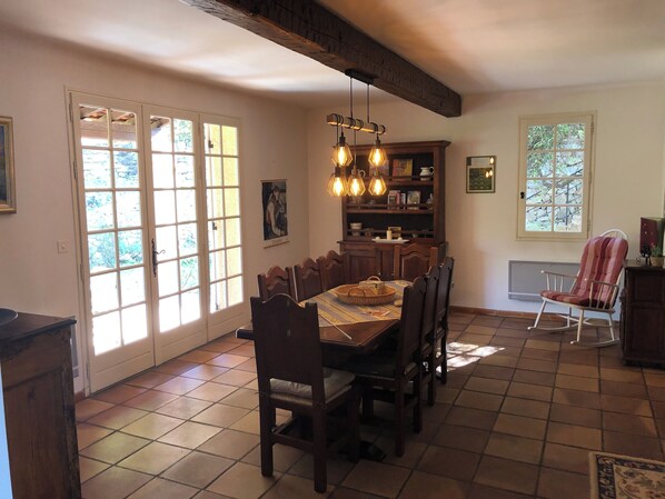 Dining - Villa Provençale au Calme Entourée de Verdure, Animaux de Compagnie Acceptés ! (belgentier)
