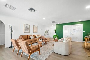 Smart TV, chimenea y futbolito