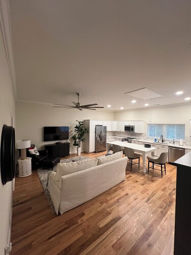 Sleeps 4, Private, 1-King BR, Murphy Bed in Living Rm, off Timothy and 10 loop