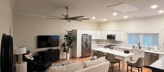 Sleeps 4, Private, 1-King BR, Murphy Bed in Living Rm, off Timothy and 10 loop