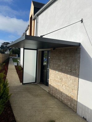 Exterior detail - Villa in Larmor-Baden, swimming pool, pôele and pétanque court 100m from the sea (Larmor-Baden)