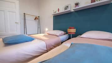 2 quartos, ferros/tĂĄbuas de passar roupa, Wi-Fi, roupa de cama