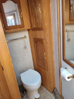 Hair dryer, towels, soap, toilet paper - Nice RV with AC in charming Lebanon (Lebanon)
