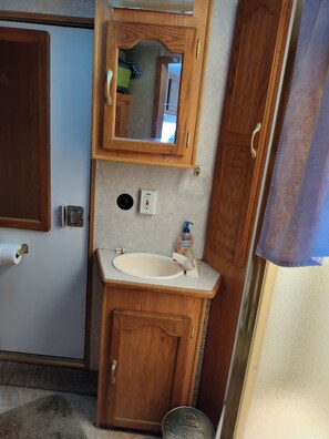 Hair dryer, towels, soap, toilet paper - Nice RV with AC in charming Lebanon (Lebanon)