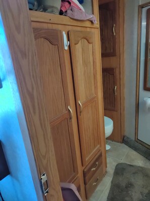 Hair dryer, towels, soap, toilet paper - Nice RV with AC in charming Lebanon (Lebanon)