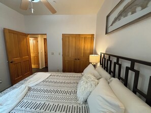 2 عدّة غرف نوم ومكتب وواي فاي مجانًا وملاءات أسرّة