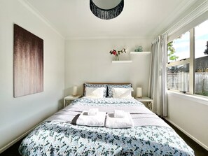 4 soverom, skrivebord, strykejern/-brett og reiseseng for barn