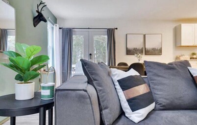 This 3 bed home sleeps 8. Private jacuzzi close to I80 and Pocono attractions