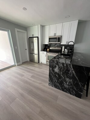 Private kitchen - Ride the Tide: Ocean Access & Private Pool in Stuart, Short Drive to the Beach (Stuart)