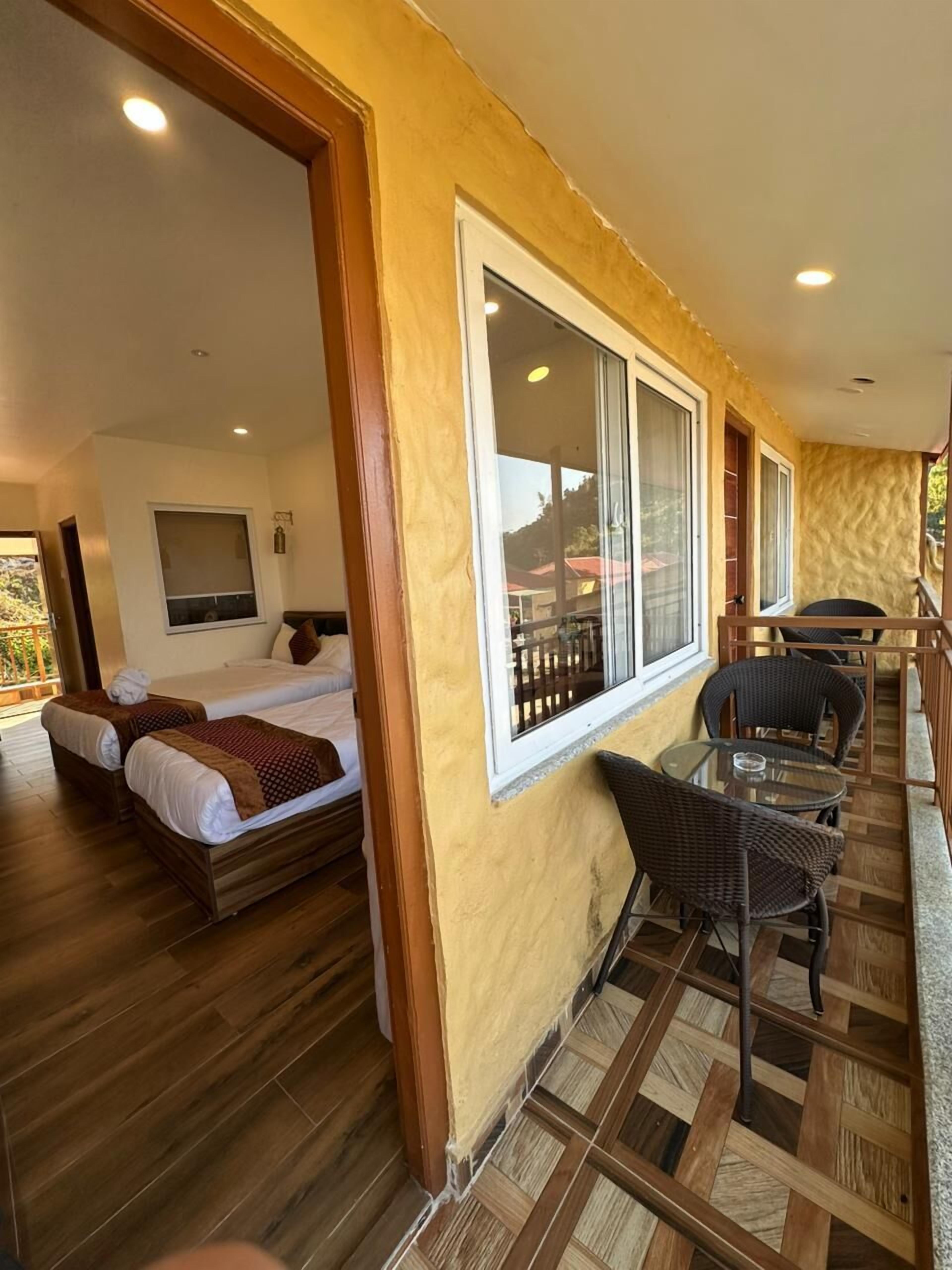 Superior Twin Room | In-room safe, desk, laptop workspace, blackout drapes