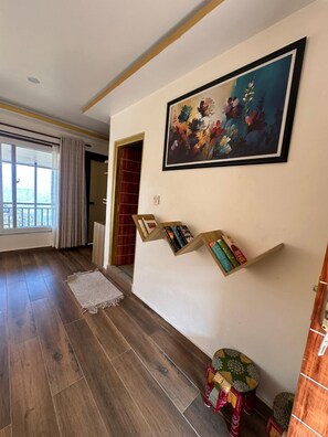 خزنة داخل الغرفة ومكتب ومساحة عمل للكمبيوتر المحمول وستائر تعتيم