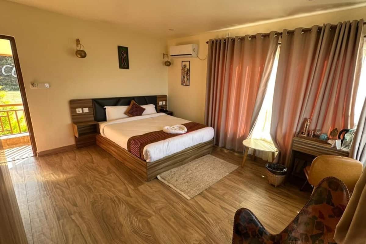 Deluxe dubbelrum | Värdeförvaringsskåp på rummet, skrivbord och arbetsyta för laptop