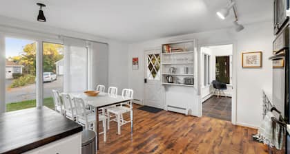 Rockport Pool House w/ Yard+Grill l 4BR/3BA l Park and Walk to Bearskin Neck!