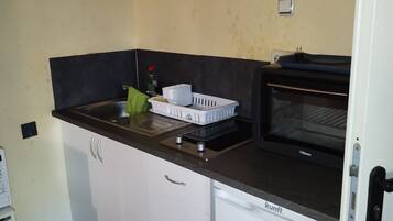 Kjøleskap, mikrobølgeovn, kokeplater og vannkoker