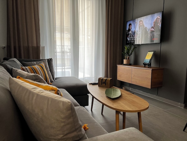 Smart TV - Stylish Oasis in Thessaloniki  (Thessaloniki)