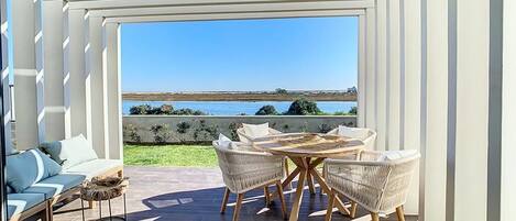 屋外ダイニングエリア