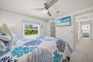 2 bedrooms, desk, iron/ironing board, WiFi - Beachside Bliss On Gulf: Cozy 2-Bedroom Retreat Steps From Indian Rocks Beach (Indian Rocks Beach)