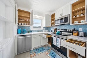 Kühlschrank, Mikrowelle, Herdplatte, Geschirrspüler