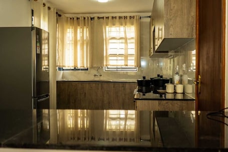 Refrigerador con freezer, microondas, horno, utensilios de cocina