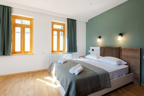 2 bedrooms, desk, iron/ironing board, free WiFi